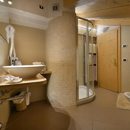 Cristallo Hotell 3*